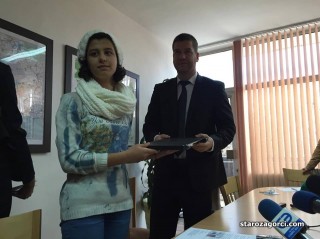 Стара Загора: Смелата Мария от Стара Загора получи лаптоп, златен медал и още подаръци от община Стара Загора