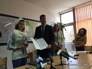 Стара Загора: Смелата Мария от Стара Загора получи лаптоп, златен медал и още подаръци от община Стара Загора