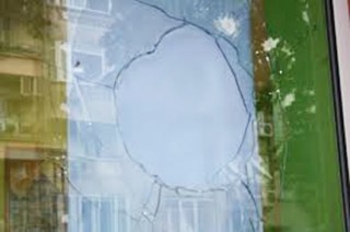 Разбиха с камъни стъклата на старозагорско заведение
