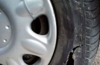Нарязаха четирите гуми на автомобил, обраха друг в Стара Загора