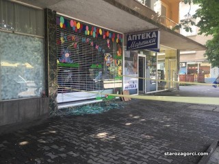 Мъж “паркира“ Мерцедеса си в детски магазин в Стара Загора