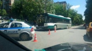 Трима в болница след катастрофата между автобус и кола в Стара Загора