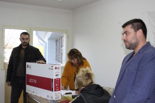 Телевизор за пенсионерския клуб в село Казанка дариха от ПП ГЕРБ – Стара Загора