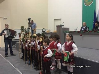 Коледари поздравиха общинските съветници на последната за годината сесия на Обс Стара Загора