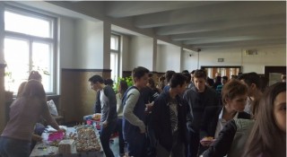 Старозагорски ученици помагат на млада жена 
