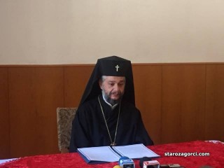 Митрополит Киприан освещава бойните знамена на Богоявление в Стара  Загора