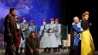 Днес „Крокфер“ и „Драгунет“на сцената на операта