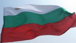 Знамена с християнски кръст на изходите на Стара Загора