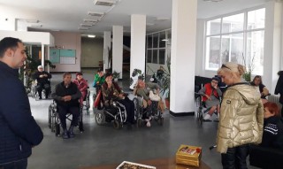 Младите социалисти дариха мултимедия в Дома за възрастни хора с физически увреждания-Стара Загора
