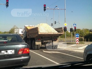 Глобиха камиони за замърсяване на пътното платно в Стара Загора