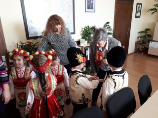 Старозагорски деца подариха ръчно изработени мартенички на общинари