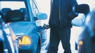 За 5 минути задигнаха пари и документи от автомобил в Стара Загора