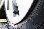 Нарязаха гумите и потрошиха лек автомобил в Стара Загора