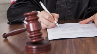 Оставиха за постоянно в ареста двама многократно осъждани за поредни кражби
