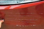 Кола осъмна със срязани гуми и драскотини по боята