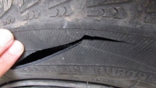 Нарязаха и четирите гуми на “Мерцедес“-а на старозагорка
