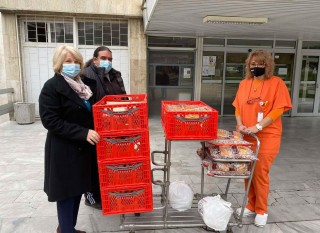 Общинският съветник от ГЕРБ – Стара Загора Ваня Михайлова осигурява топла храна на медицински екипи на първа линия в борбата срещу COVID-19