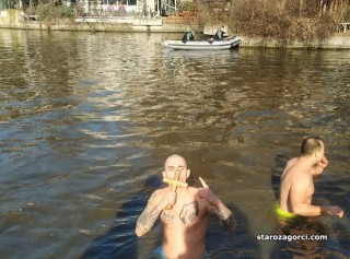 21-годишният студент Валентин Тачев извади богоявленския кръст от езерото в Стара Загора