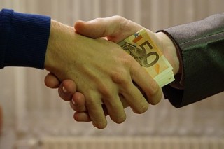 Обвиниха държавна служителка за поискан подкуп за издаване на документ в Стара Загора