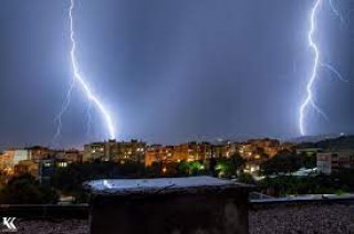 Евакураха майка с две деца, закъсали в автомобил, при снощната буря в Стара Загора