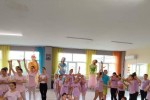 Двуметрови кукли, задвижвани от деца, оживяват на сцената в мюзикъла на „Allegra“