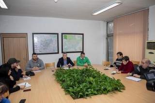 Борбата срещу гъсеничните гнезда на боровата процесионка в Стара Загора продължава с механично премахване