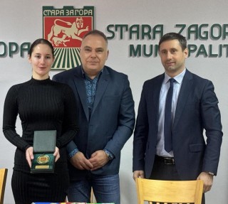 Шампионката по планинско ориентиране Яна Илиева бе наградена с плакет от името на кмета Живко Тодоров