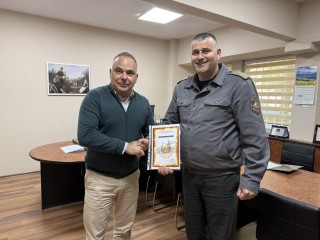 Началникът на отдел „Спортни дейности“ Петко Крумов с отличие от пожарната служба за съдействие и активна помощ в „Млад огнеборец – 2025“