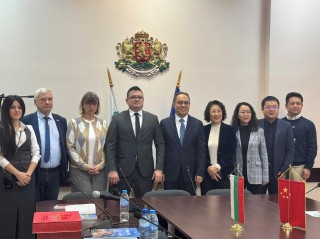 Екип от старозагорски експерти, начело с областния управител д-р Неделчо Маринов, проведе работна среща с китайска делегация от провинция Хъбей