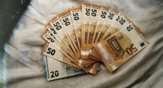 Задржаха 57-годишна жена със списъци с адреси и номера на секции, която прелагала пари за гласове