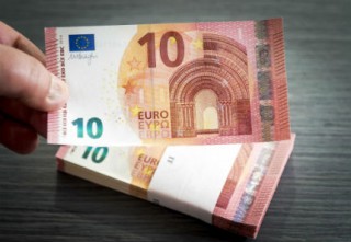 В Стара Загора върнаха на жена видимо подправена 10-еврова банкнота
