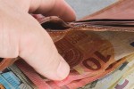През второто тримесечие на 2026 г. средната месечна работна заплата за област Стара Загора е 1 230 евро